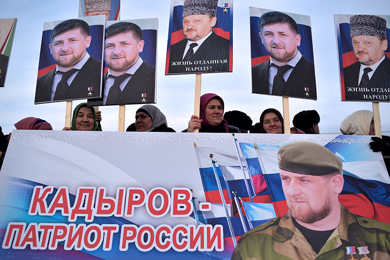 Участники митинга в поддержку Рамзана Кадырова в Грозном