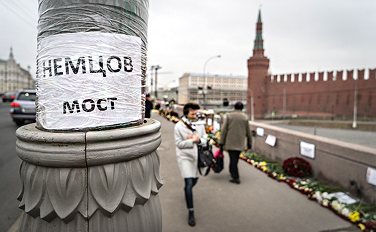 Цветы на месте гибели Бориса Немцова на&nbsp;​Большом Москворецком мосту. Фото 2015 года