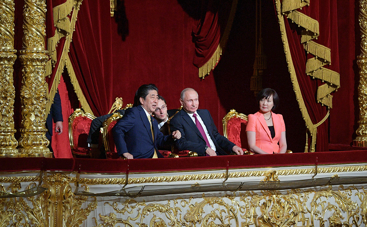 Синдзо Абэ и Владимир Путин на церемонии открытия перекрестного года Японии и России в Большом театре
