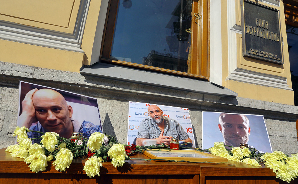 Цветы у Дома Журналиста в Санкт-Петербурге в память о троих убитых в ЦАР журналистах