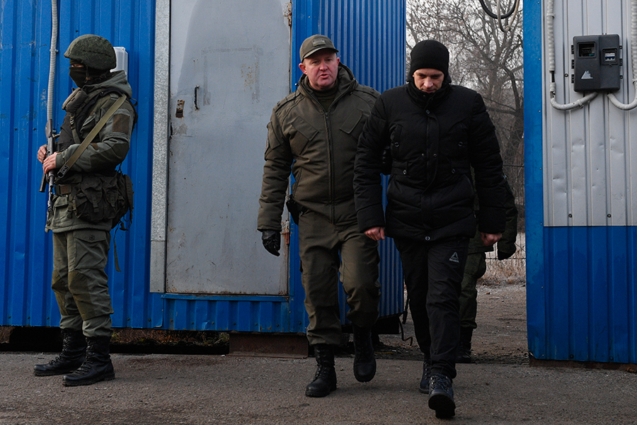 Представитель ДНР и пленный украинский военный
