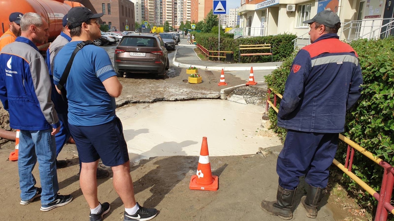 По улице Газовиков прорвало канализацию