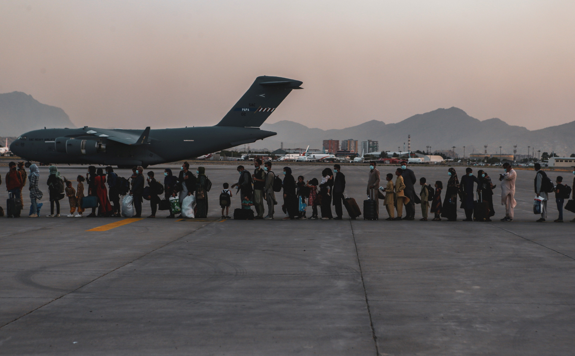 Очередь на посадку в аэропорту Кабула