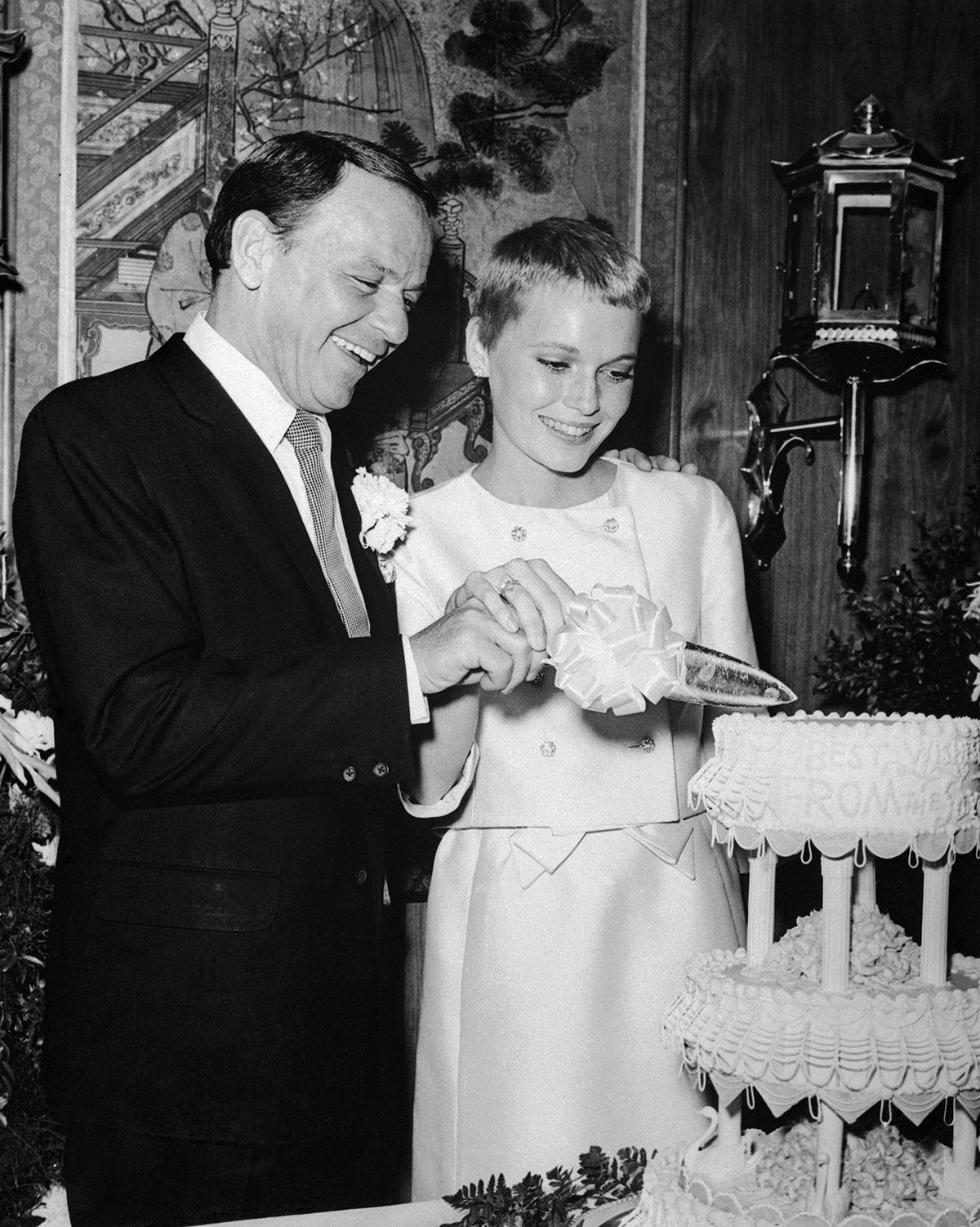 <p>50-летний Фрэнк Синатра и 21-летняя Миа Фэрроу на свадебной вечеринке в отеле-казино Sands в Вегасе в 1966 году. До закрытия в 1996 году это было одно из самых&nbsp;популярных мест для проведения свадеб. Однако Синатра выбрал его не поэтому: он регулярно&nbsp;выступал в Sands, а затем купил долю в отеле</p>