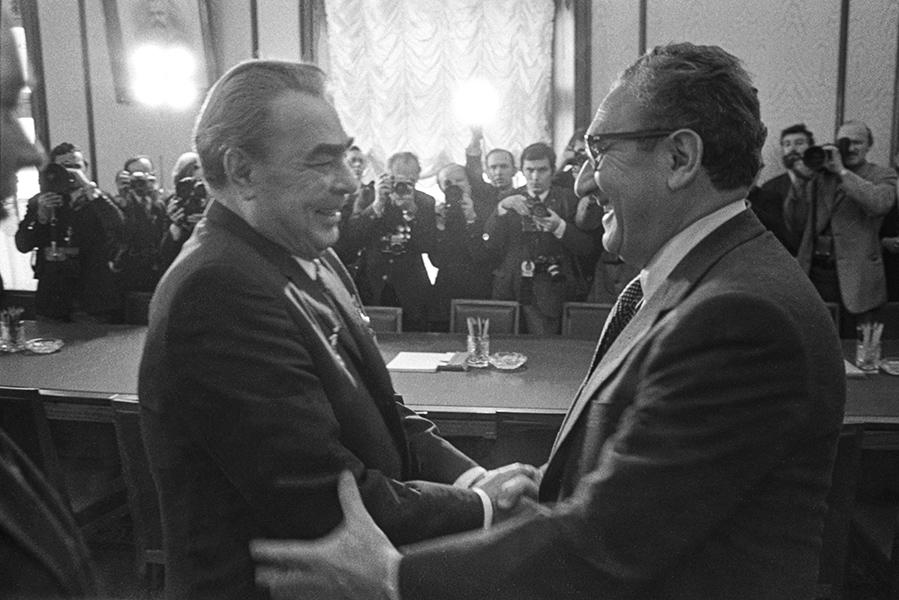 Генсек ЦК КПСС Леонид Брежнев и госсекретарь, советник президента США по национальной безопасности Генри Киссинджер&nbsp;во время встречи в Кремле,&nbsp;25 марта 1974 года