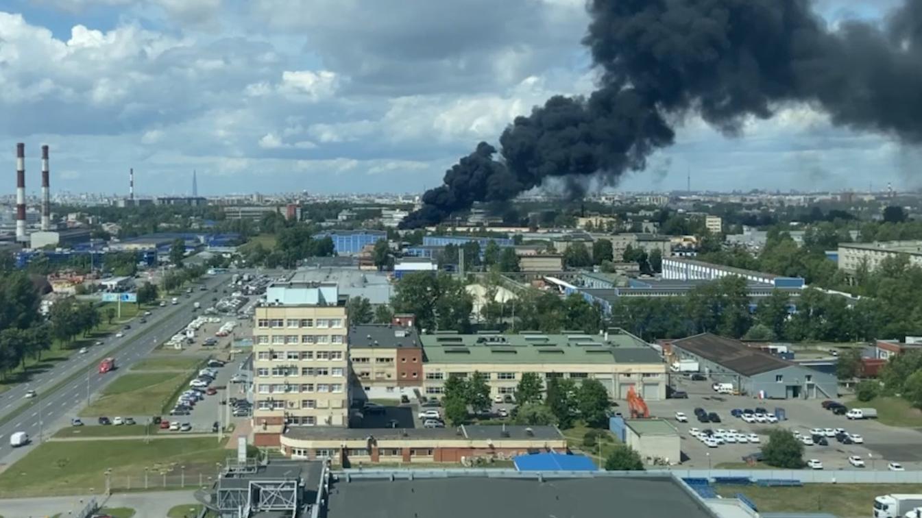 Пожар на складе с покрышками в Петербурге. Видео