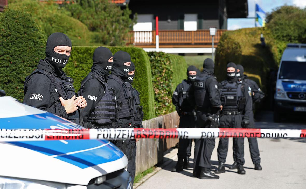 Полиция возле виллы Алишера Усманова на берегу озера Тегернзее во время полицейского рейда 21 сентября 2022 года в Роттах-Эгерне, Германия