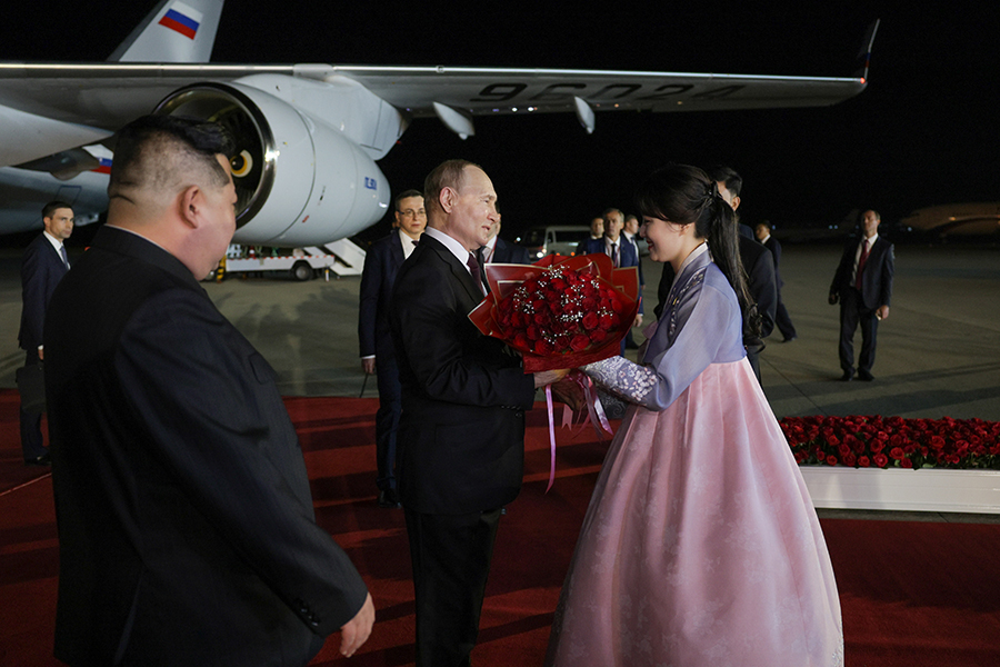 Сразу после прилета Путину подарили цветы