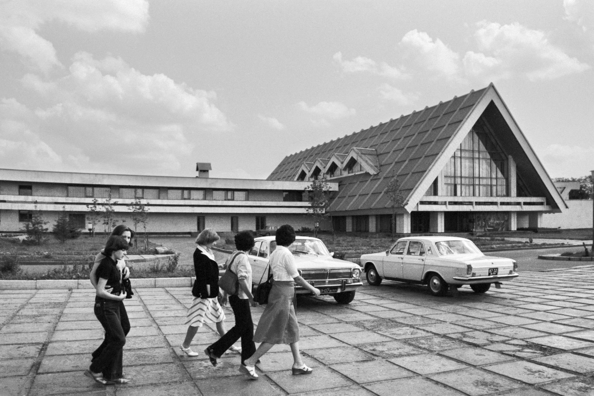 Посетители туристического комплекса «Суздаль» у главного входа. 1979 год