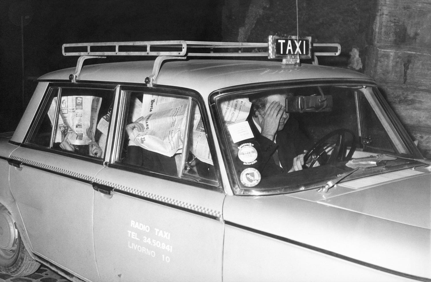 Рино Бариллари. «Актеры в машине закрываются от вспышек папарацци». Италия, Рим, 1970-е. Предоставлено автором