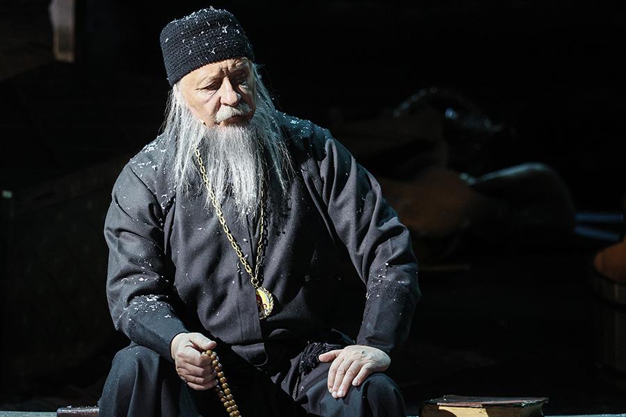 Леонид Якубович во время спектакля «Лавр», 2020 год