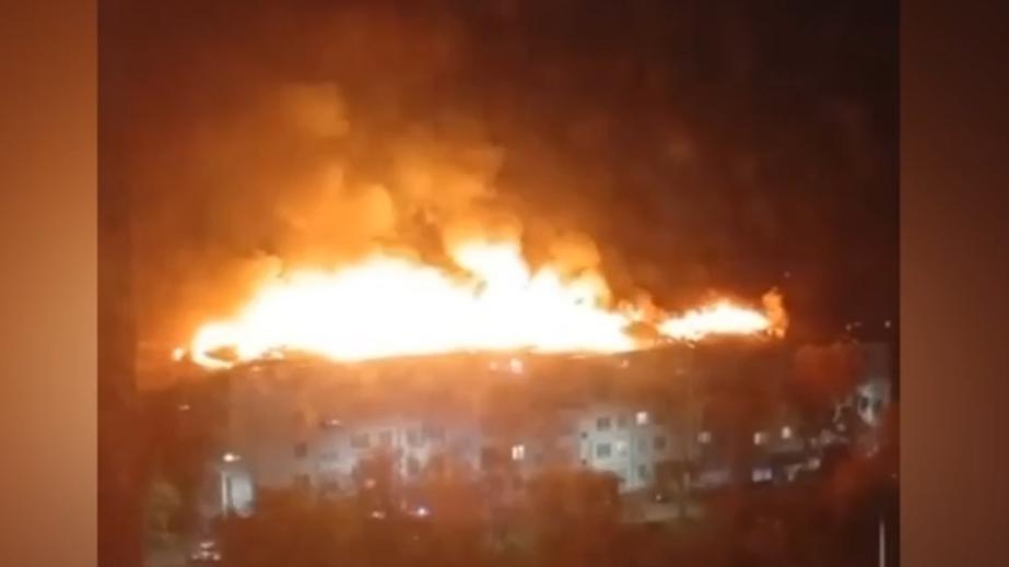 Огонь охватил 2 тыс. кв. м жилой пятиэтажки в Красноярском крае