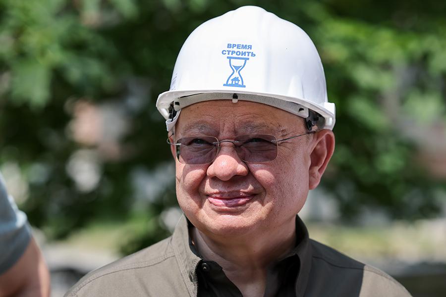 Ирек Файзуллин во время проверки хода ремонта терапевтического отделения Генической центральной районной больницы, 2025 год