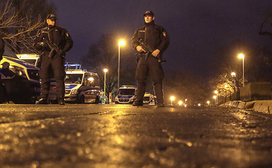 Полицейские&nbsp;возле стадиона в Ганновере