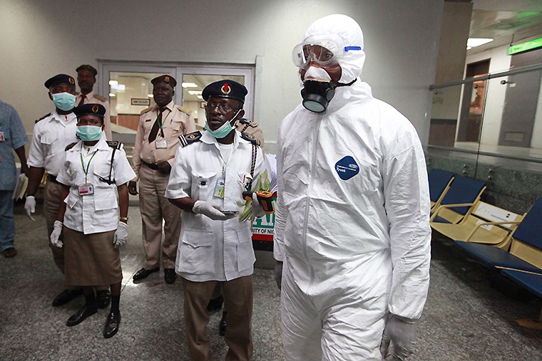 Все прибывшие пассажиры в международном аэропорта Лагоса (Нигерия) проходят проверку. Вирус очень заразен. Передача может осуществляться через слизистые оболочки и микротравмы кожи. 