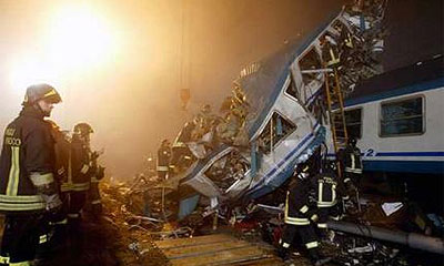 На севере Японии поезд столкнулся с грузовиком, много пострадавших