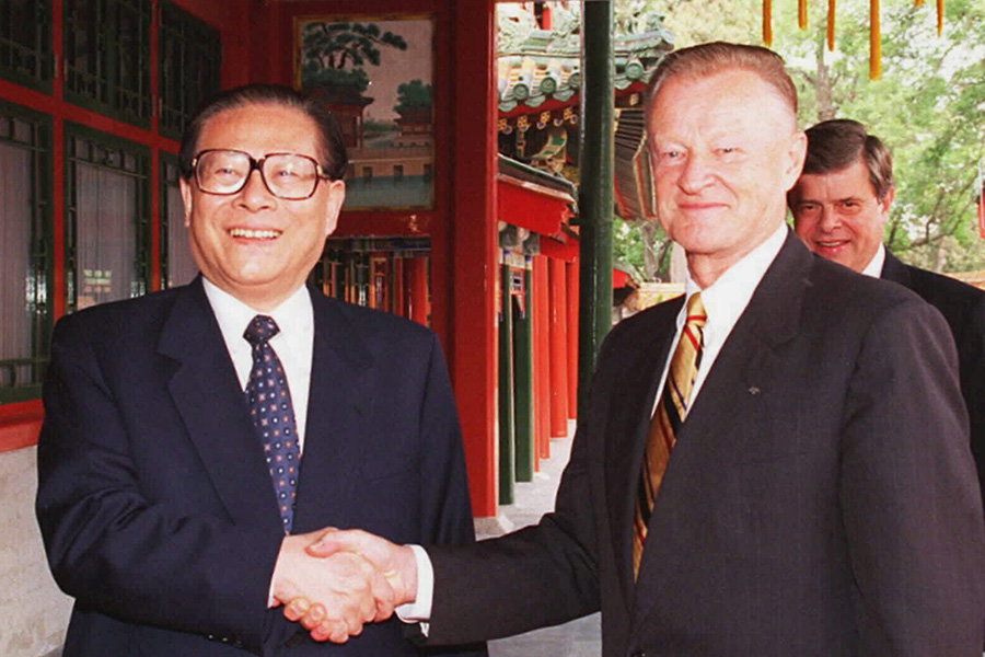 Председатель КНР Цзян Цзэминь (слева)&nbsp;и&nbsp;Збигнев Бжезинский. 5 июня1997 года



