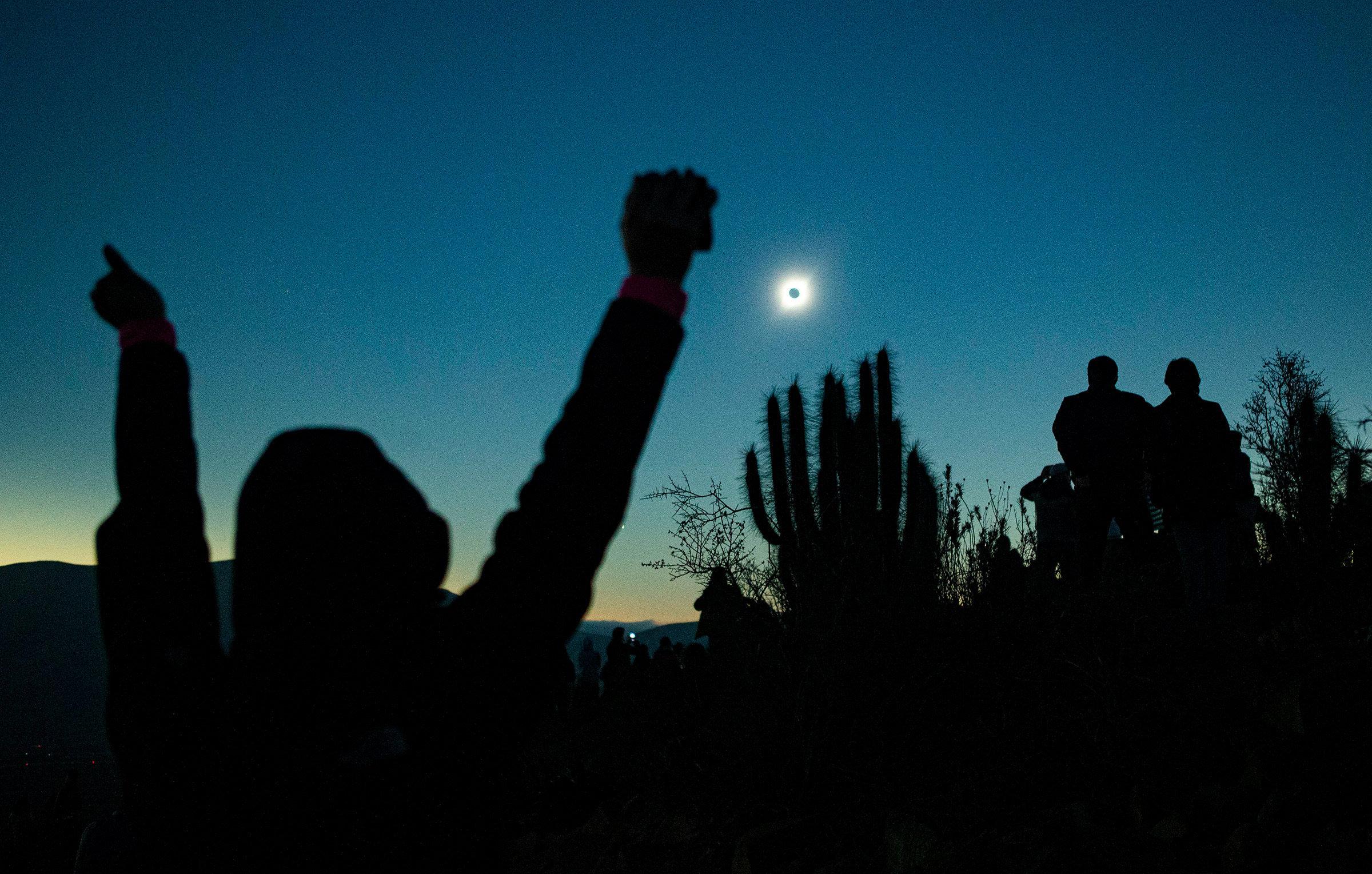 Чтобы посмотреть на затмение, на север Чили приехали десятки тысяч туристов
