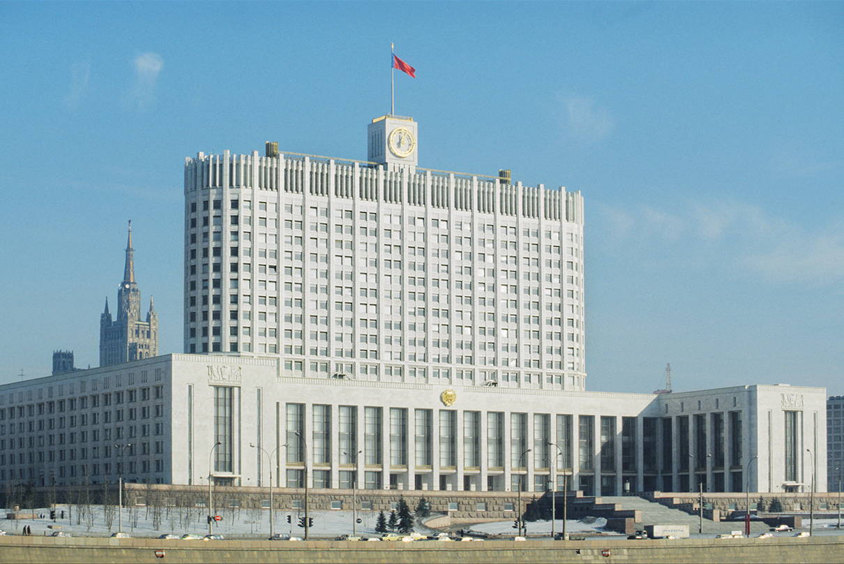 Здание Совета министров РСФСР на Краснопресненской набережной в 1981 году
