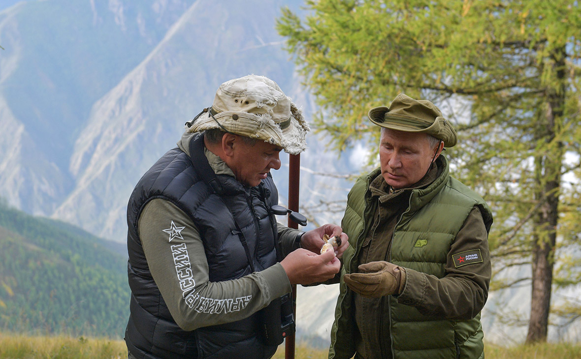 Появилось видео похода Путина и Шойгу за грибами в тайгу — РБК