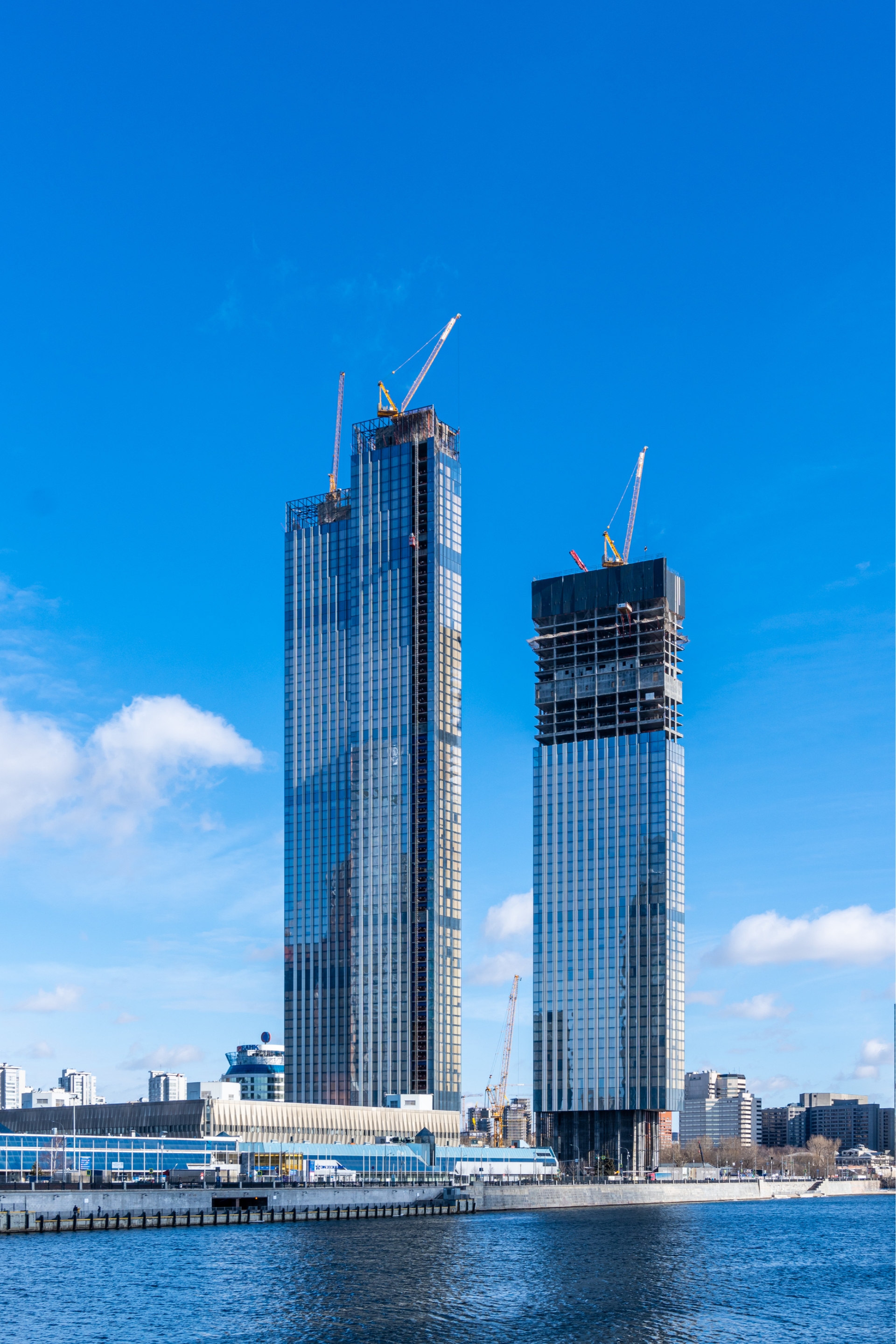 Вид на строящиеся башни Capital Towers