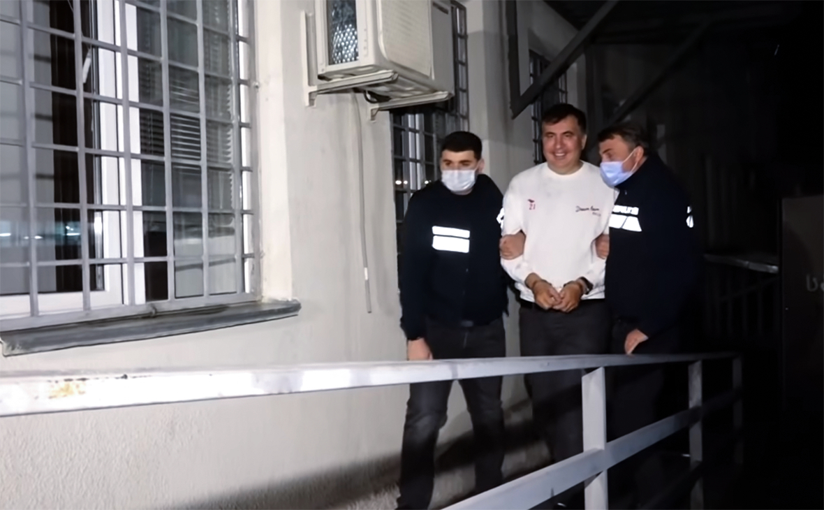 Полицейские сопровождают Михаила Саакашвили после ареста