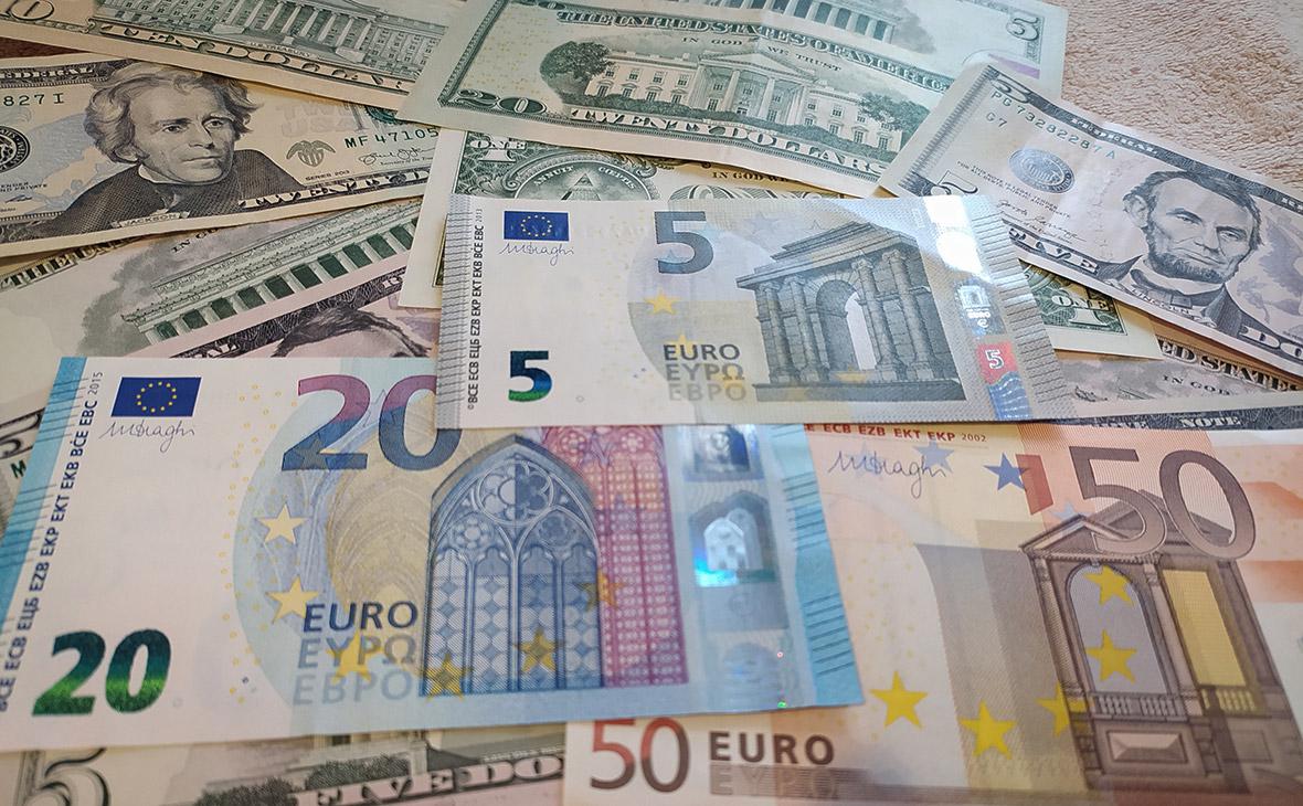 Костин назвал необратимым отказ России от доллара и евро