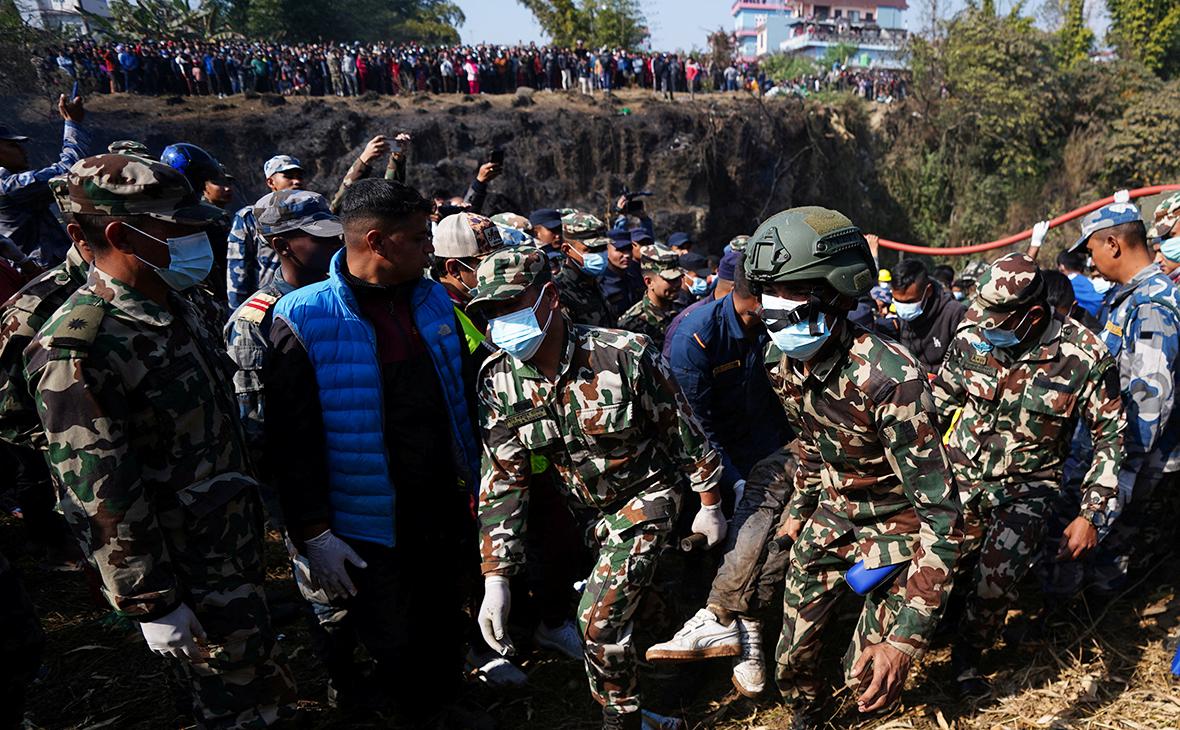 Число жертв крушения самолета в Непале увеличилось до 68