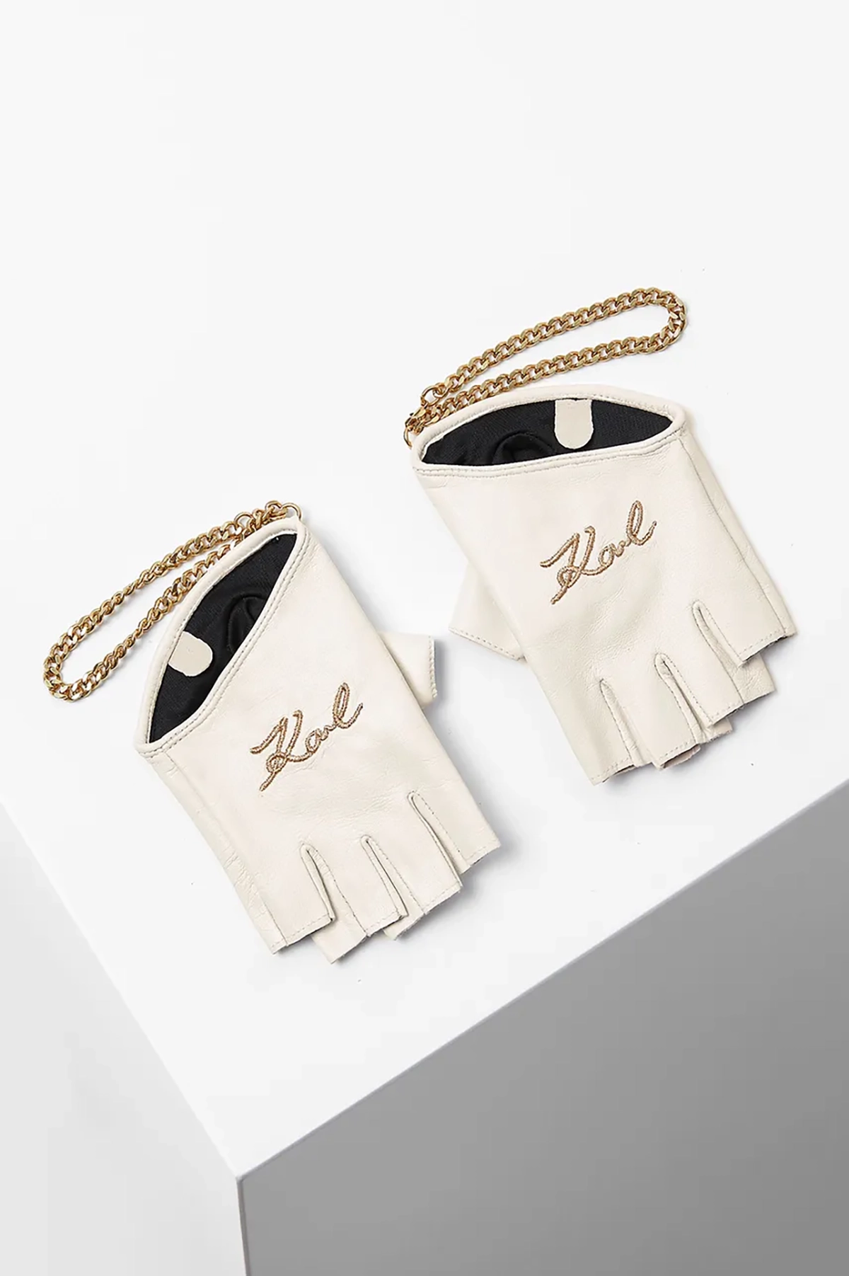 Перчатки Karl Lagerfeld, 11&nbsp;090 руб. (&laquo;Сткоманн&raquo;)