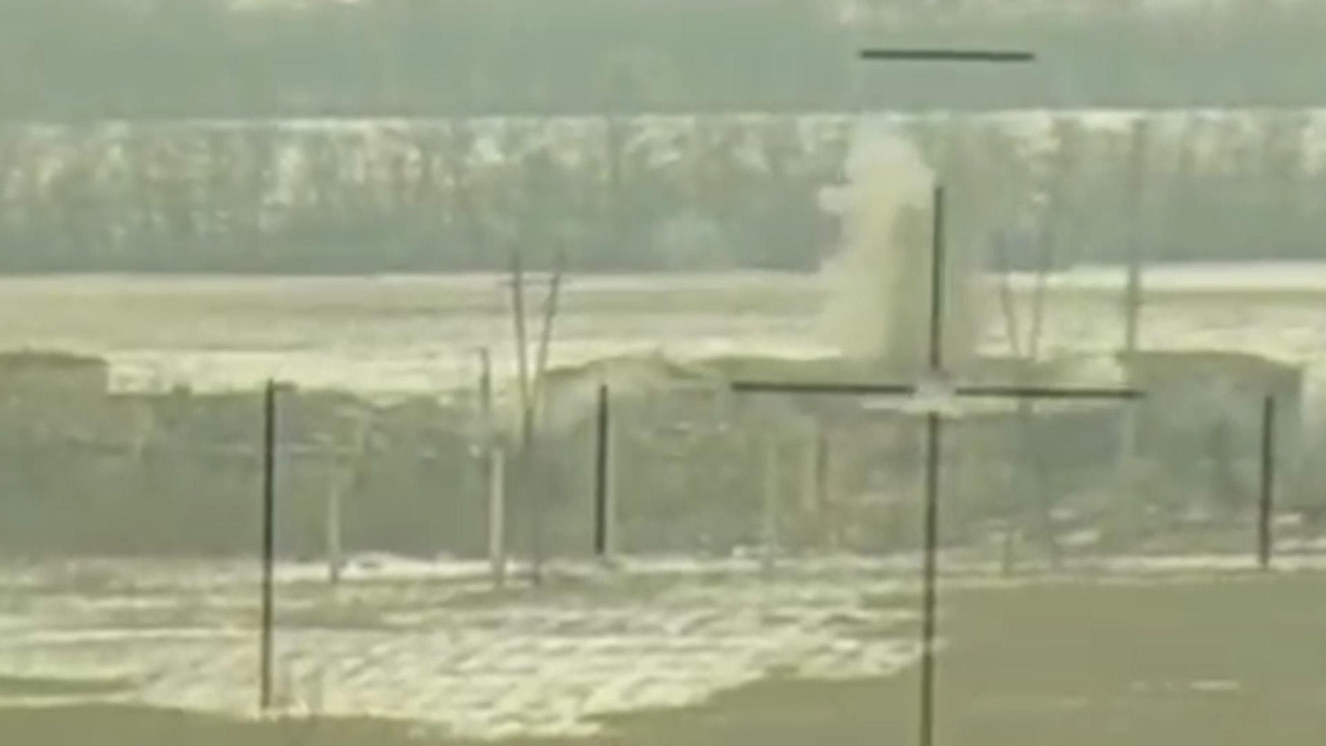 Российские военные применили высокоточные боеприпасы по ангару ВСУ. Видео