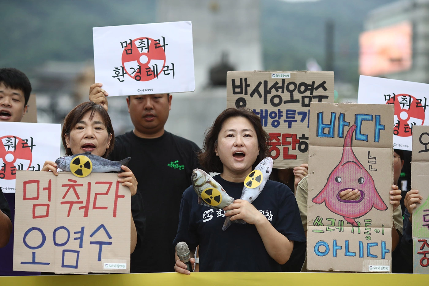 <p>Южнокорейские протестующие участвуют в митинге против решения японского правительства сбросить очищенную радиоактивную воду в Тихий океан, Сеул, 24 августа 2023 года</p>
