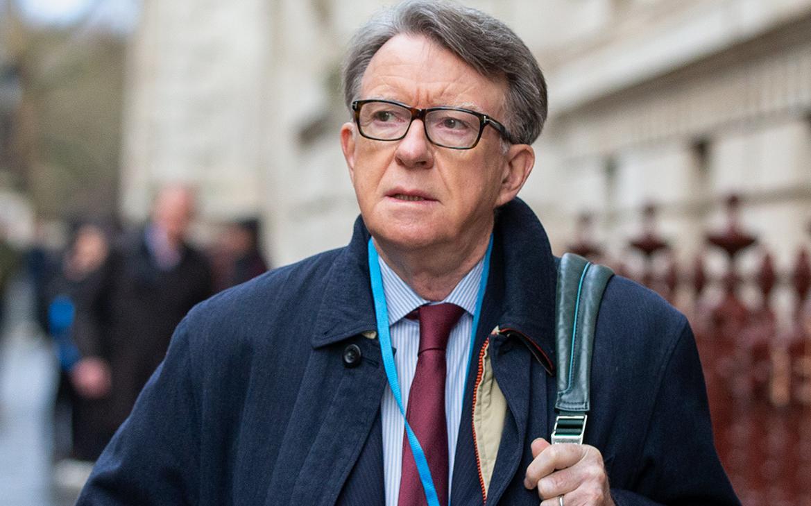 Sky узнал, что экс-посла Британии могут лишить выплаты из-за Эпштейна