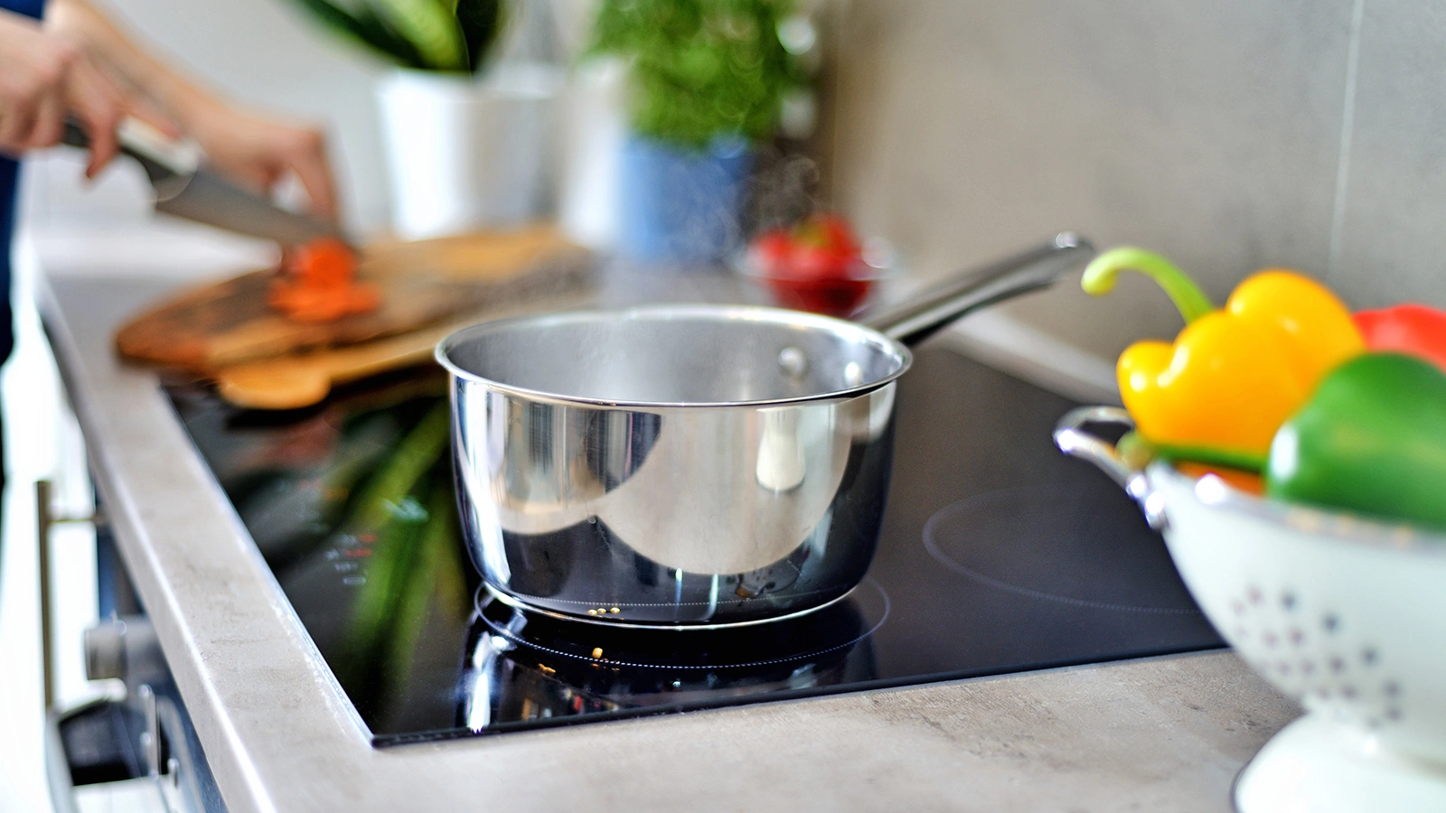 Некоторые наборы индукционной посуды бывают и из алюминия, но с покрытием из нержавеющей стали или со встроенным в основание магнитным диском