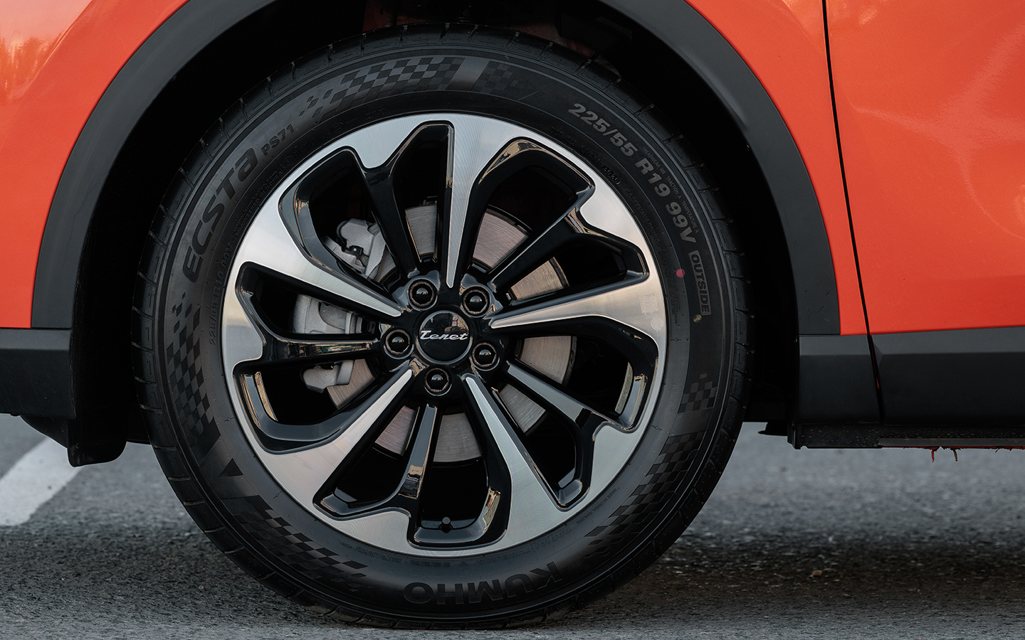Топ-версия получает на заводе шины Kumho Ecsta 225/55 R19. С развитием локализации их могут заменить другими