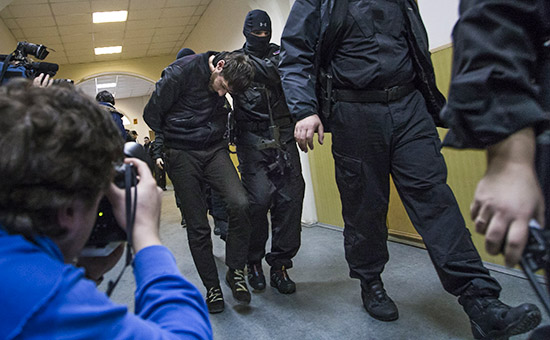 Сотрудники полиции конвоируют Заура Дадаева, одного из обвиняемых в убийстве оппозиционера Бориса Немцова