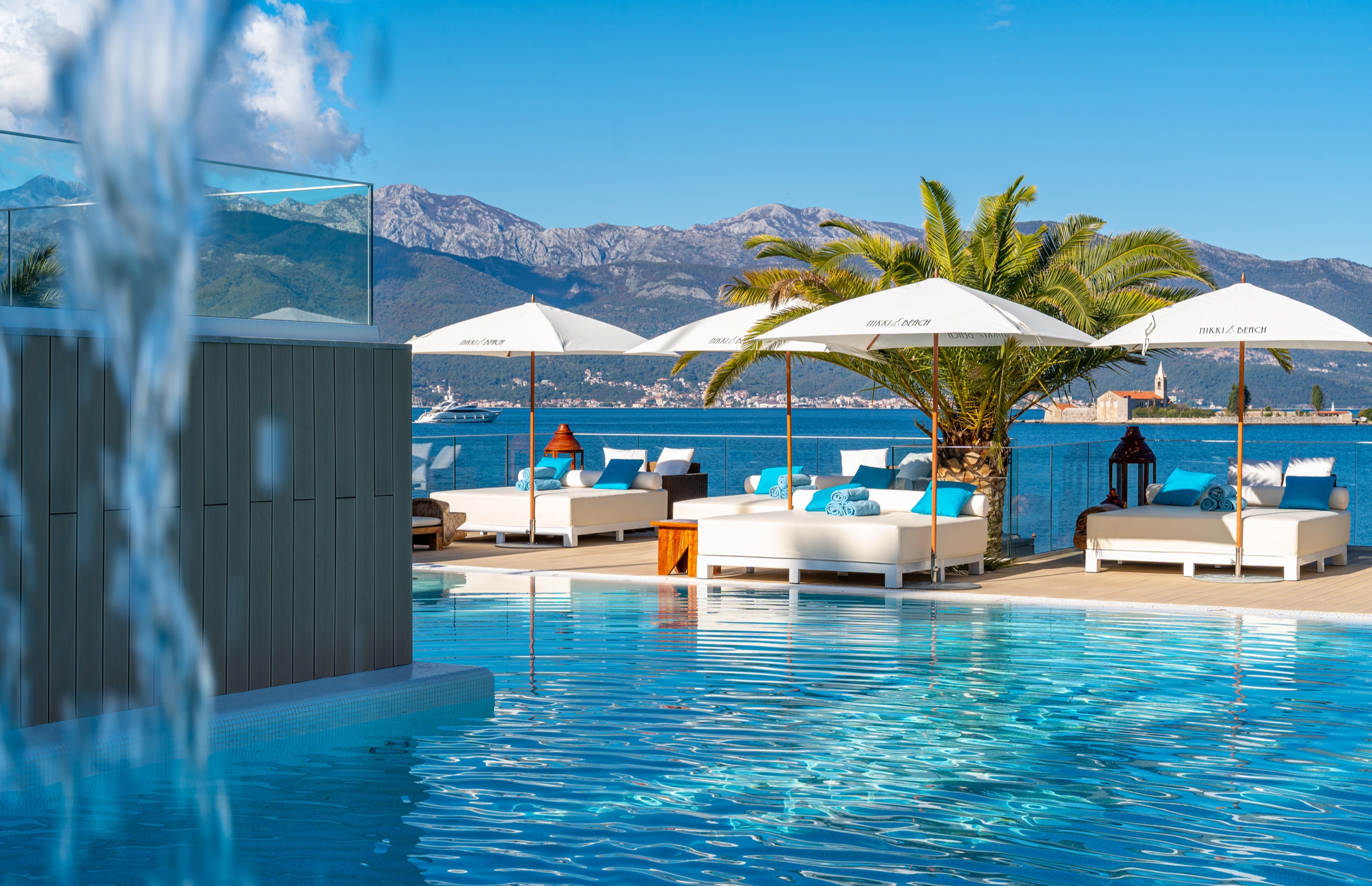 отель Nikki Beach Montenegro, готовый принять гостей уже в начале лета, и N...