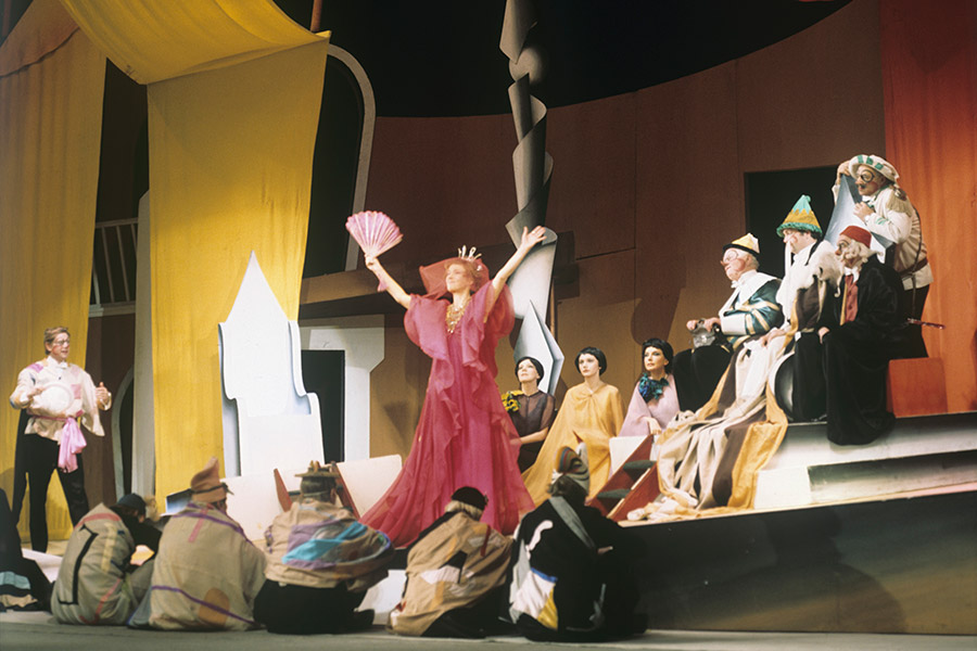 На фото: сцена из спектакля по пьесе Карло Гоцци &laquo;Принцесса Турандот&raquo;. В роли Турандот&nbsp;&mdash; Юлия Борисова (в центре), 1977 год

В 1963 году Борисова сыграла главную роль в спектакле &laquo;Принцесса Турандот&raquo;. &laquo;В ее веселой и озорной Турандот жил этот страх любви, гнев на каждого, кто покушался на независимость принцессы. В веселом бездумье, безмятежно отсылала на смерть Турандот-Борисова поклонников и переставала быть жестокой, когда начинала любить сама&raquo;,&nbsp;&mdash; писала критик Вера Максимова. Спектакль прошел более тысячи раз и был снят с репертуара в 1984 году