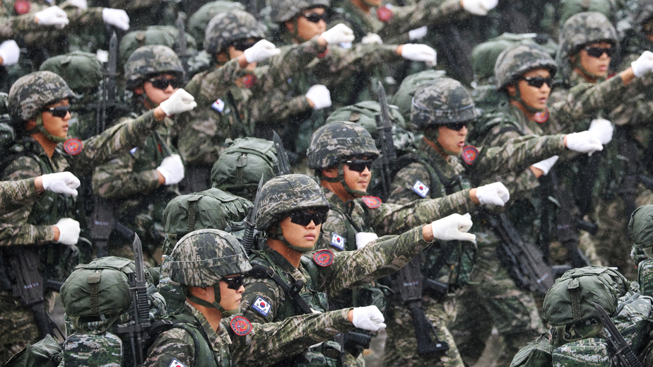 Южная Корея провела парад северокорейского масштаба. Видео