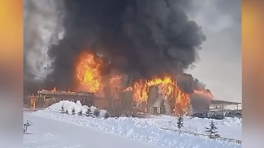 В Красноярске 40 человек эвакуировали из горящего цеха аэролодок. Видео