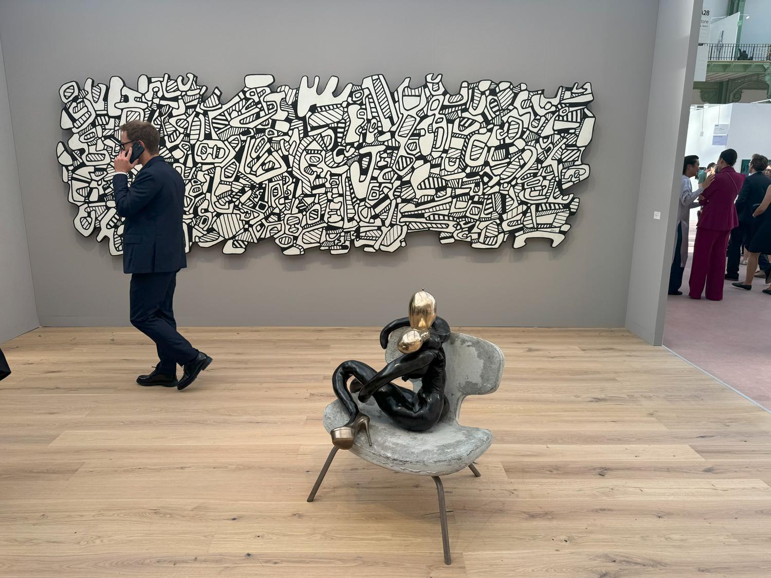 Jean Dubuffet, &laquo;Parade nuptiale&raquo; (панно), 1971. &euro;3,800,000. Sarah Lucas, &laquo;Cherie&raquo; (скульптура), 2022. &pound;300,000. Gladstone Gallery