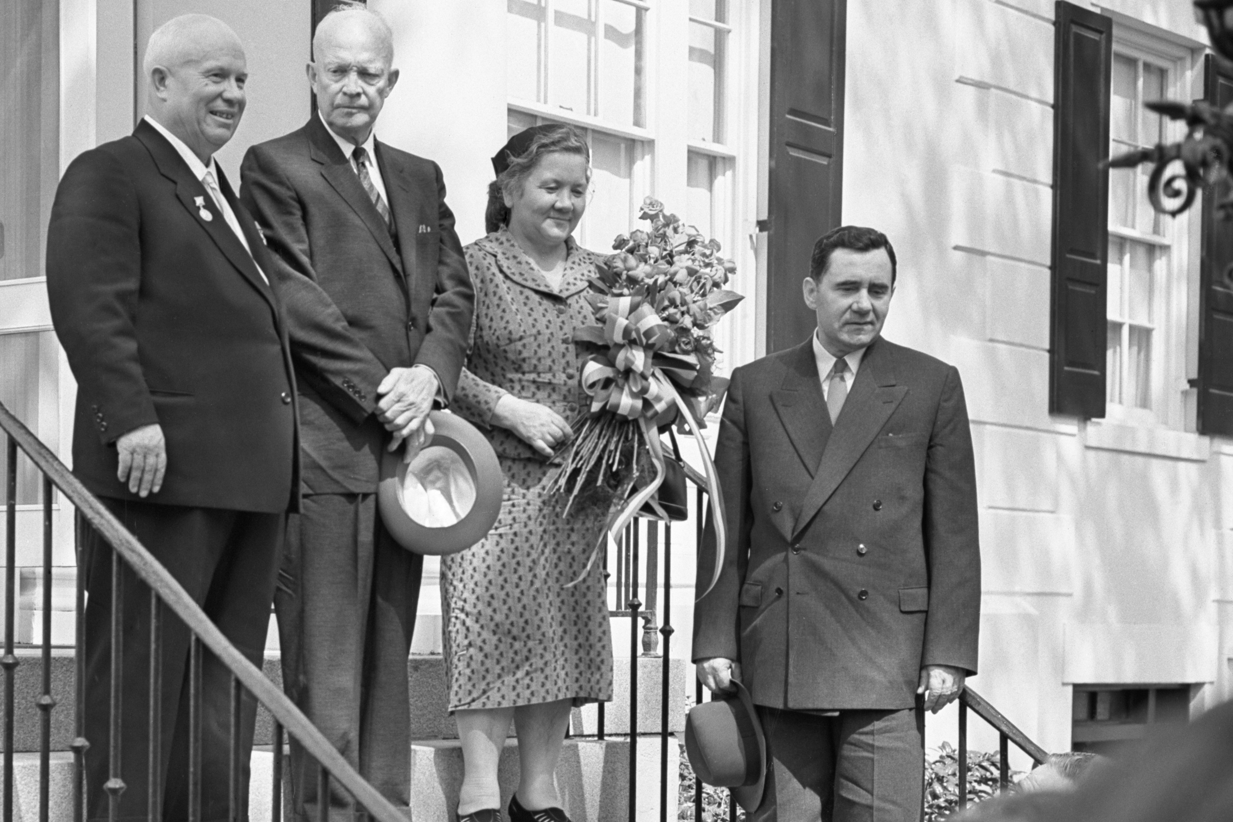 На фото слева направо: Никита Хрущев, Дэвид Эйзенхауэр, супруга Хрущева Нина и министр иностранных дел СССР Андрей Громыко.
Лидерам двух держав не удалось достичь конкретных договоренностей, но визит позволил политикам и обычным гражданам больше узнать об укладе жизни противоположной стороны. И хотя Хрущев после посещения капиталистической Америки остался убежденным коммунистом, во время поездки он говорил, что между странами возможно плодотворное сотрудничество. После возвращения в СССР он даже стал внедрять кое-что из увиденного в Штатах: в Советском Союзе появились камеры хранения, автоматы с газировкойи столовые самообслуживания.
В те годы планировалась ответная поездка американского президента в СССР, но ей было не суждено состояться. 1 мая 1960 года над Уралом был сбит американский самолет-шпион, а его пилот Френсис Пауэрс был приговорен в СССР к десяти годам лишения свободы. Уже в 1962 году разразился Карибский кризис, когда США и Советский союз оказались на грани ядерной войны.