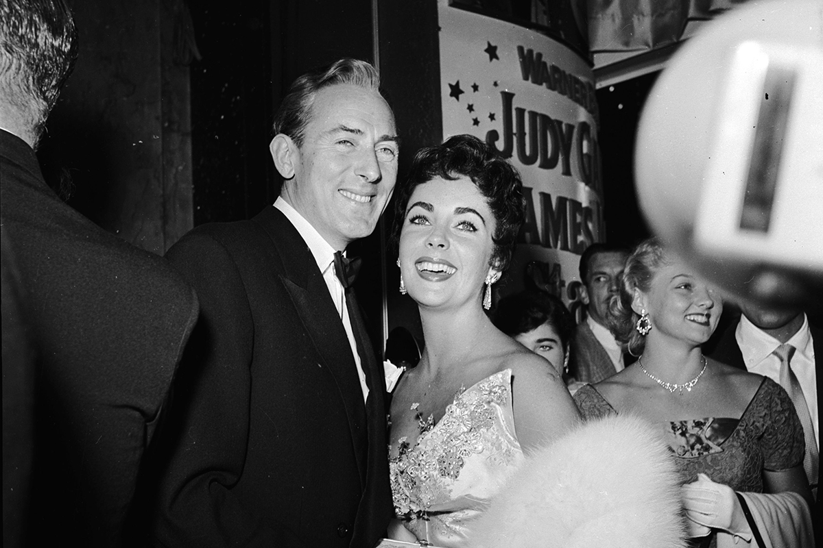 Элизабет Тейлор и Майкл Уайлдинг на премьере фильма «Звезда родилась». 1954 год