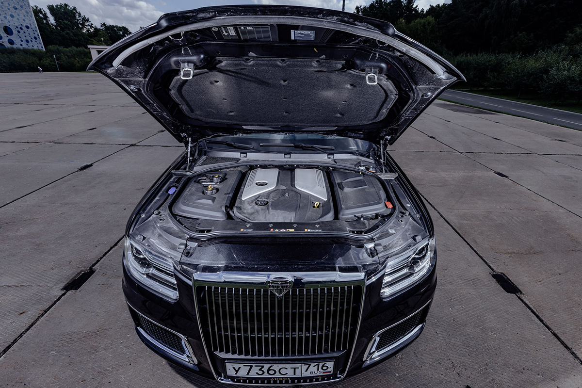 Почти все подкапотное пространство скрыто от глаз. На могучий V8 посмотреть не получится