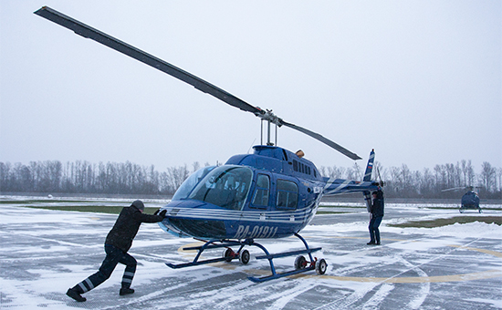Сотрудники вертолетного центра &laquo;Хели-Драйв&raquo; выкатывают вертолет Bell 206B JetRanger III на&nbsp;взлетно-посадочную площадку. 2012 год