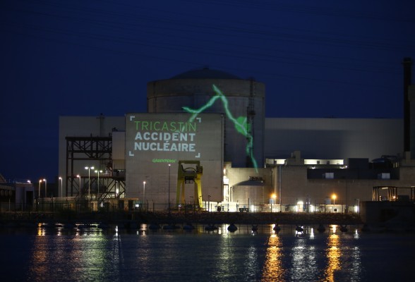 Активисты Greenpeace устроили акцию на атомной станции