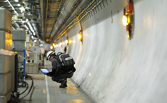 Техник работает в туннеле Большого адронного коллайдера



