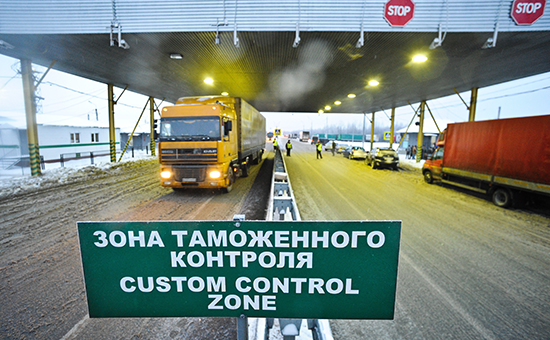 Въезд в&nbsp;зону таможенного контроля на&nbsp;пропускном пункте Смоленской таможни на&nbsp;российско-белорусской границе, февраль 2011 года


