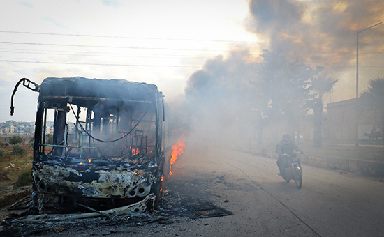 Сожженные боевиками автобусы, предназначенные для&nbsp;эвакуации местного населения. Провинция Идлиб, 18 декабря 2016 года


