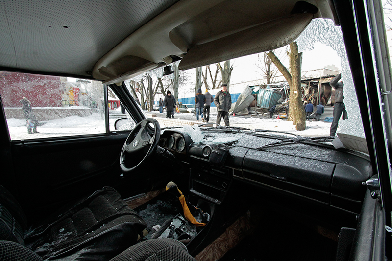 Автомобиль &laquo;Жигули&raquo;, пострадавший в&nbsp;результате&nbsp;артиллерийского обстрела в&nbsp;Донецке. 3 февраля
