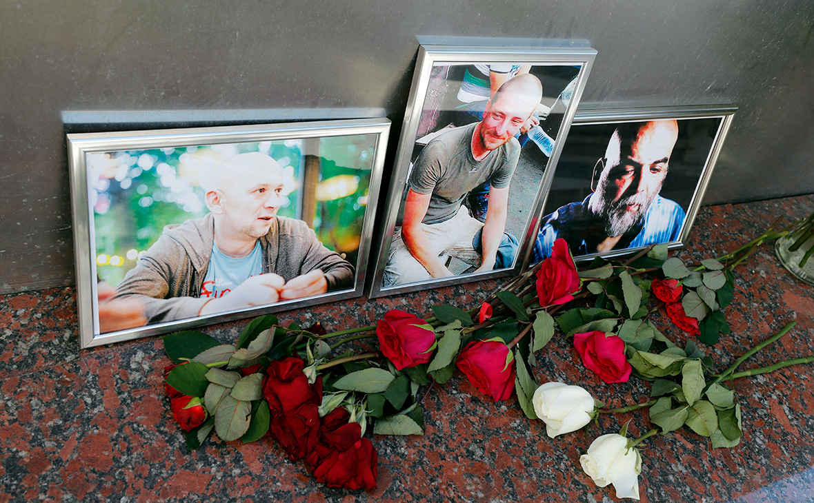 Цветы у Центрального дома журналиста в память об убитых в ЦАР журналистах Кирилле Радченко, Александре Расторгуеве и Орхане Джемале